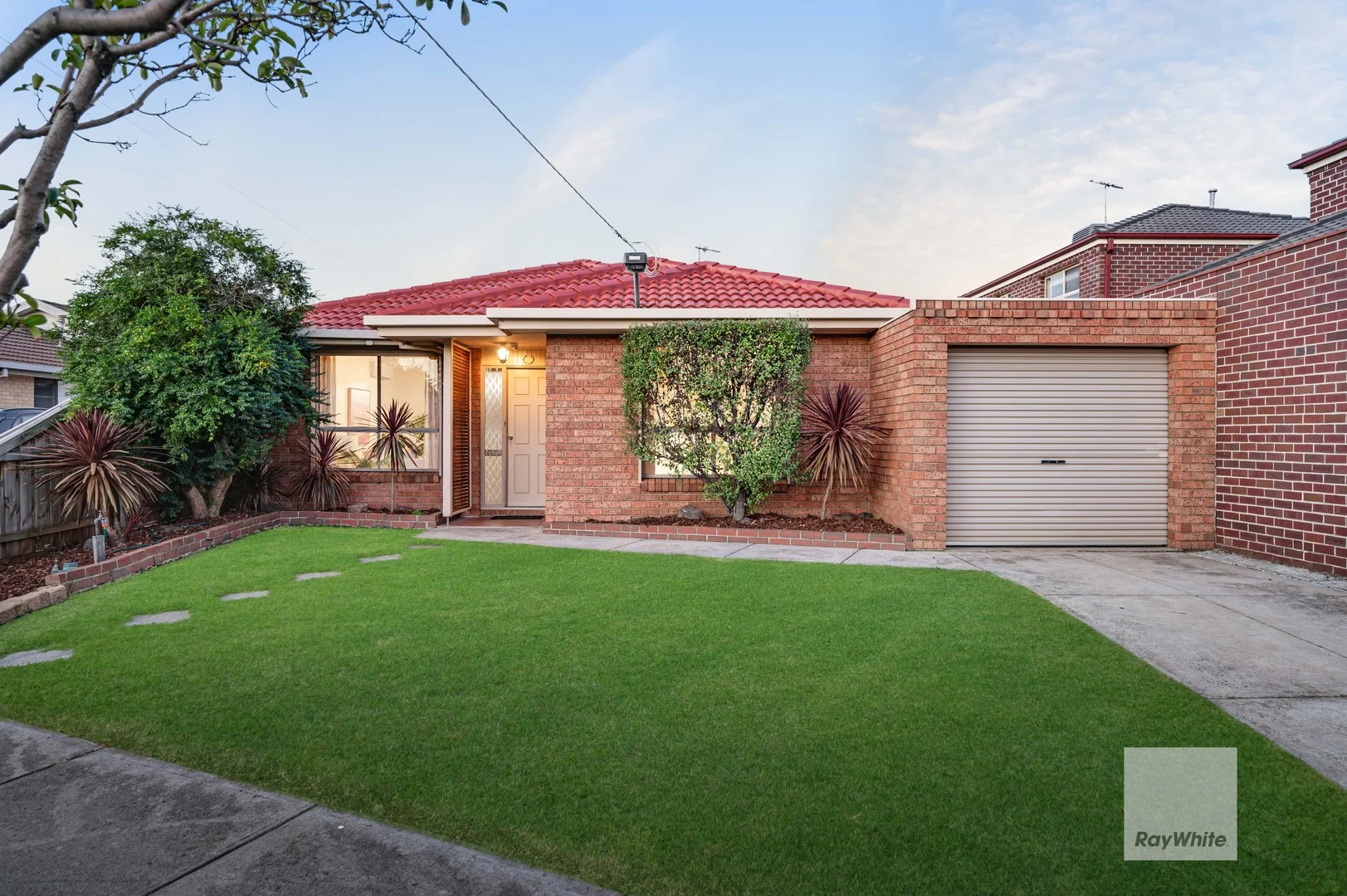1/98 Lenoak Street, Gladstone Park VIC 3043