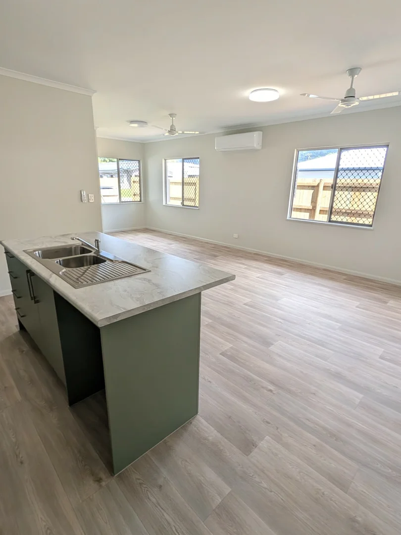 15 Pisek Close, White Rock QLD 4868 photo 4