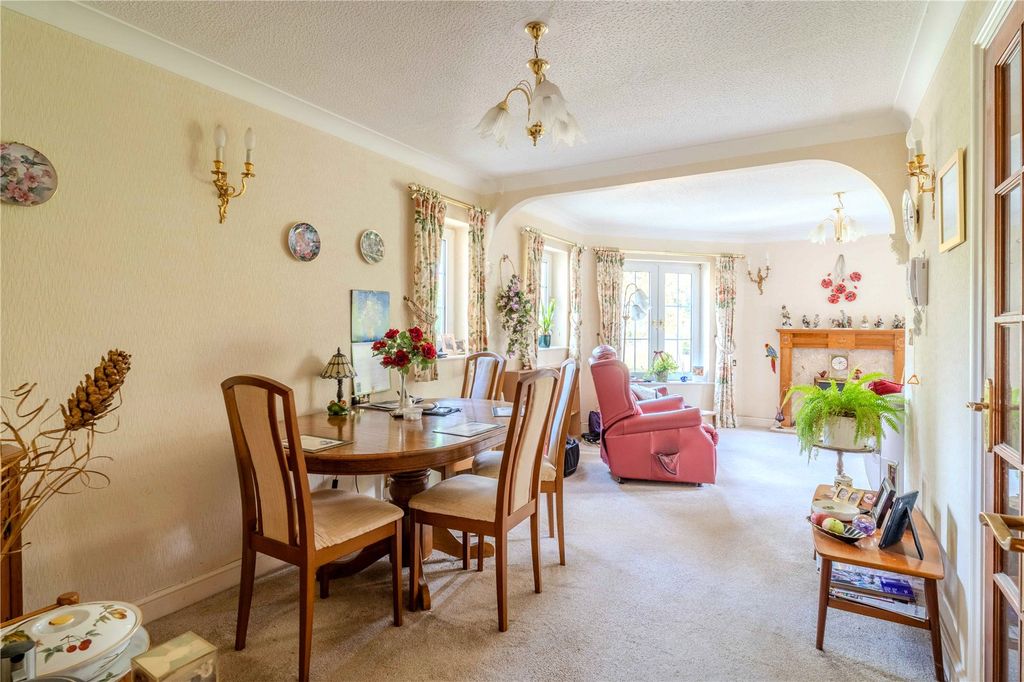 2 bed flat for saleStation Road, Broadway, Worcestershire WR12 photo 3