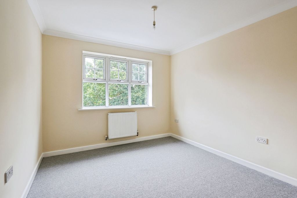 2 bed flat for salePoole Road, Upton, Poole, Dorset BH16 photo 4