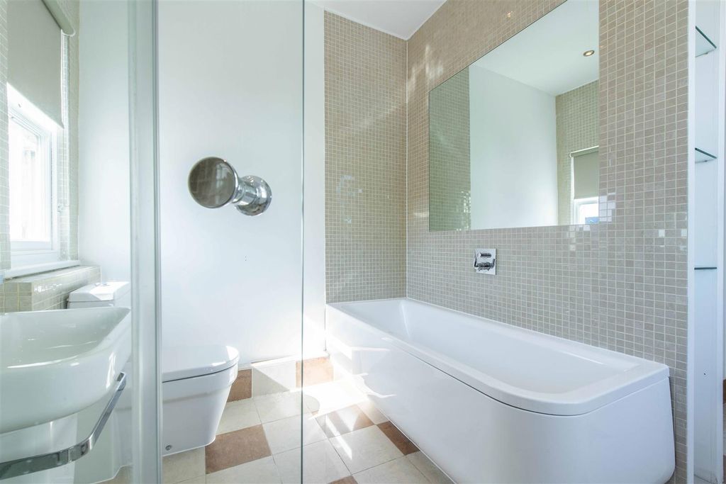Additional image 12 of 2 bed flat for saleWestern Terrace, The Park NG7