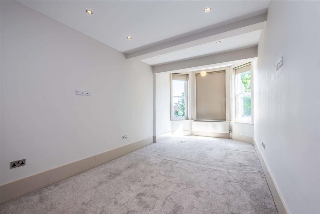 Additional image 7 of 2 bed flat for saleWestern Terrace, The Park NG7