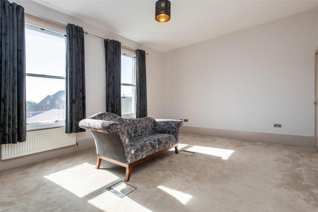 Additional image 6 of 2 bed flat for saleWestern Terrace, The Park NG7