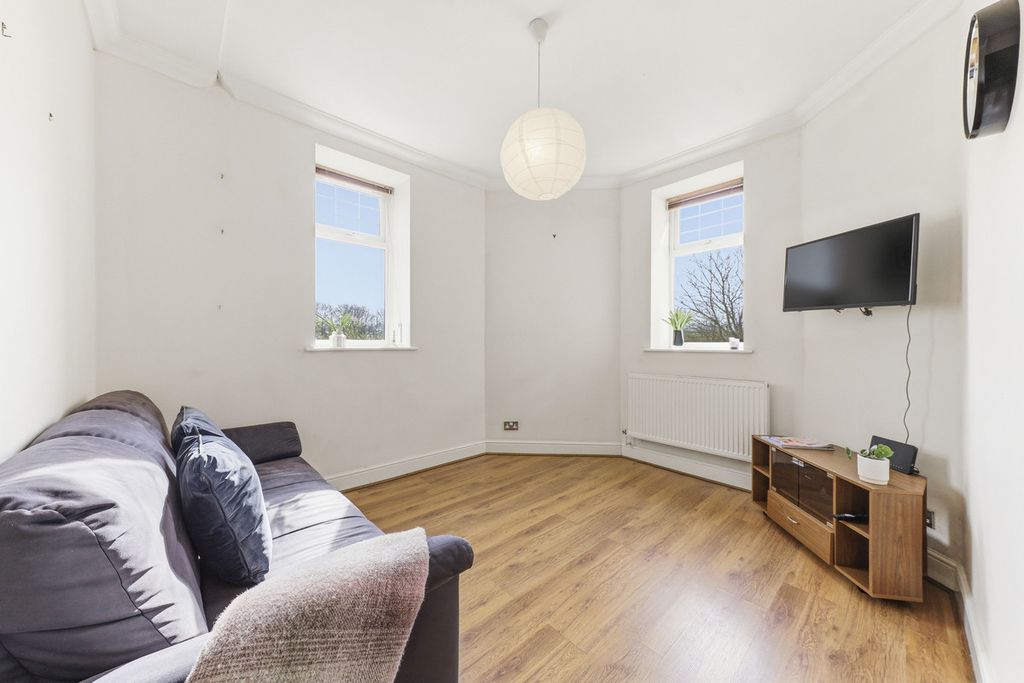 2 bed flat for saleThe Strone, Apperley Bridge BD10 photo 3