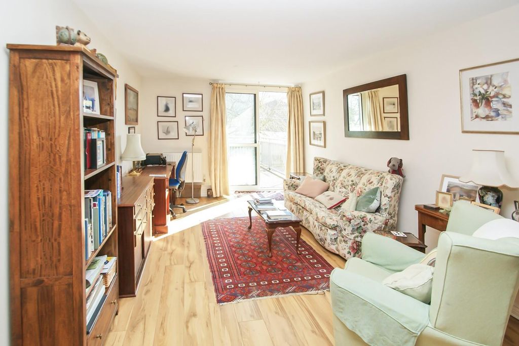 2 bed flat for saleRiverside, Bishop's Stortford CM23 photo 3