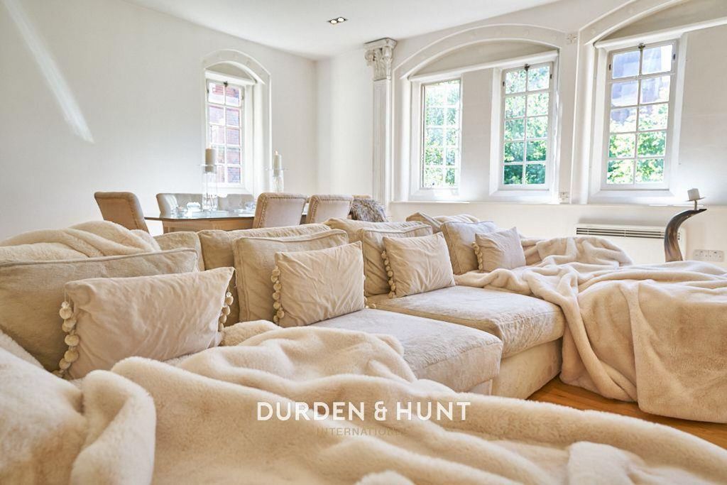 3 bed flat for saleThe Galleries, Warley CM14 photo 5