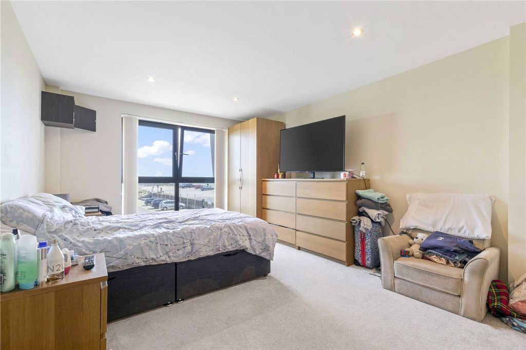 2 bed flat for saleThe Esplanade, Compass Point The Esplanade PO21 photo 5
