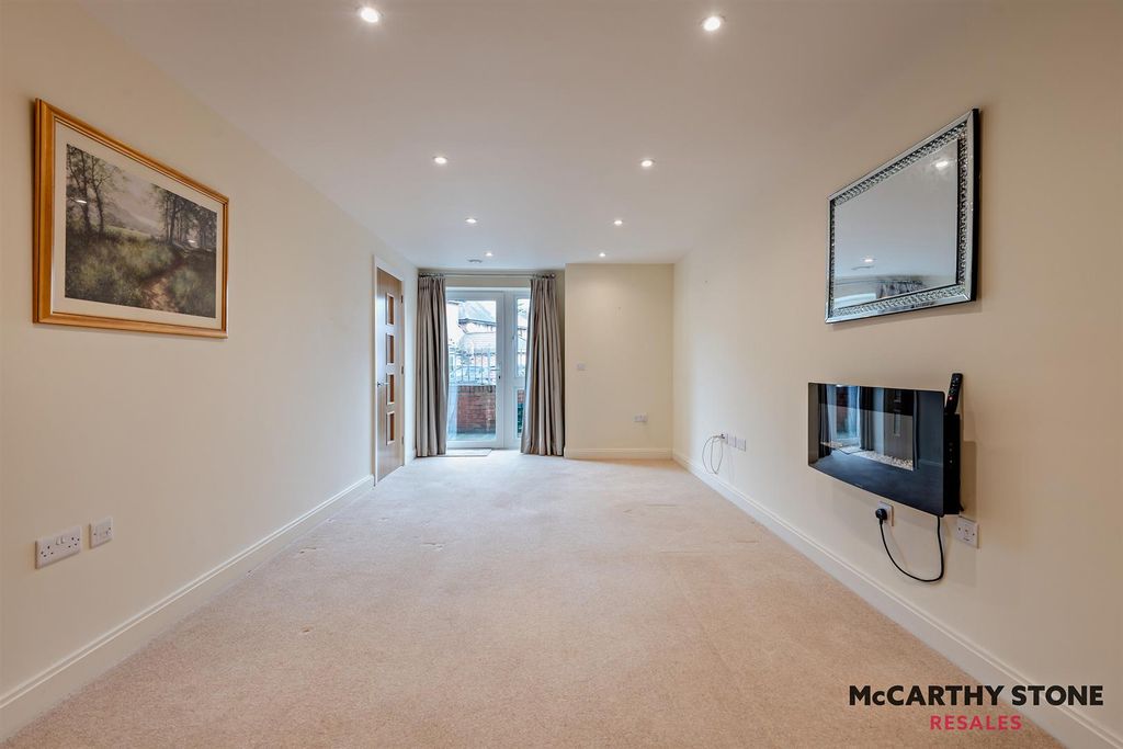 1 bed flat for saleMacaulay Road, Broadstone, Dorset BH18 photo 2