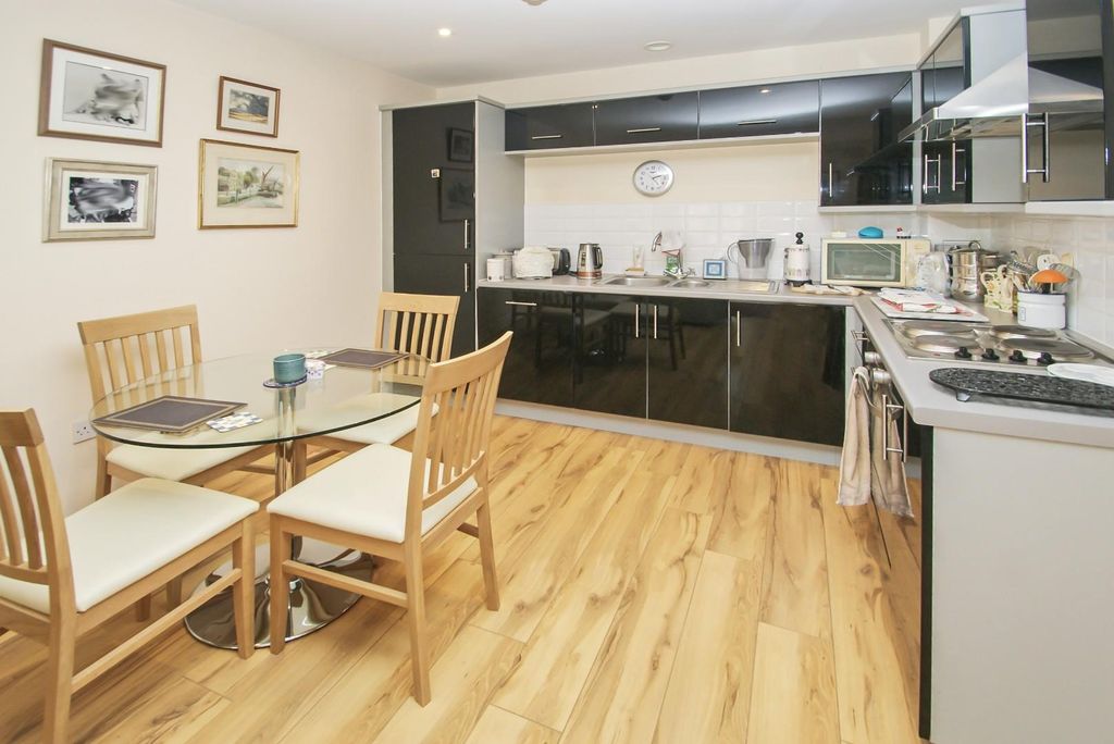 2 bed flat for saleRiverside, Bishop's Stortford CM23 photo 4