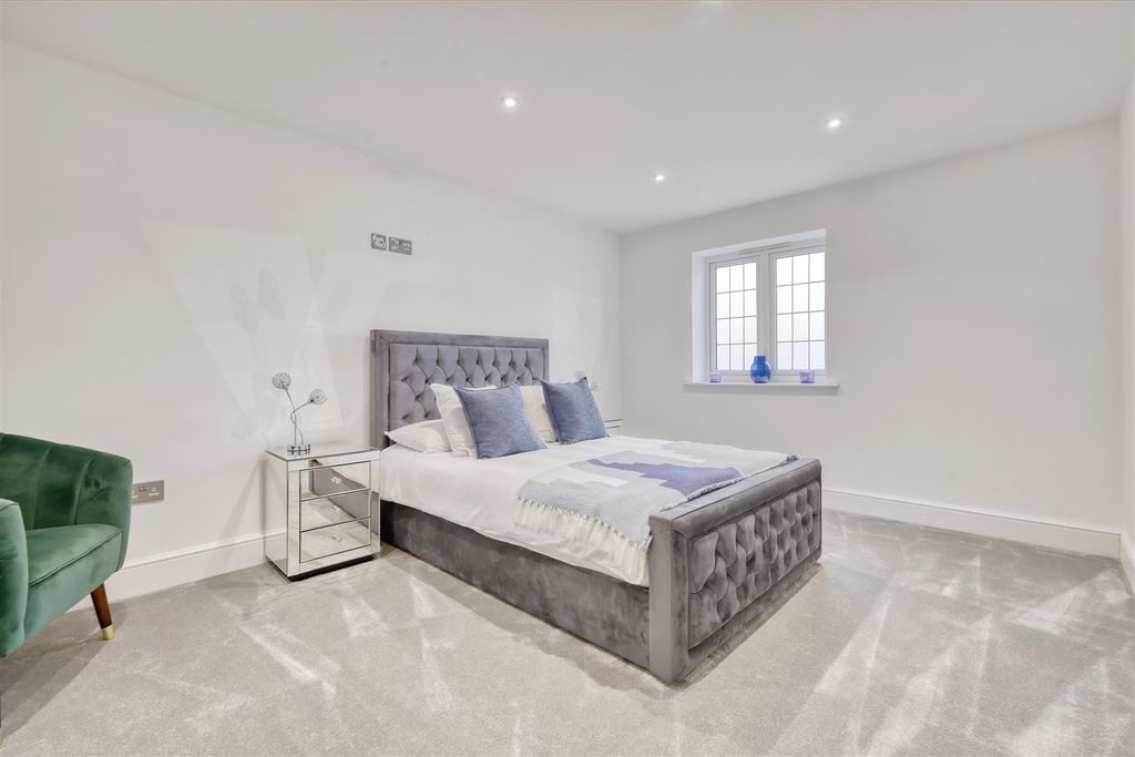 Additional image 12 of 2 bed flat for sale41 Shenfield Road, Shenfield, Brentwood CM15