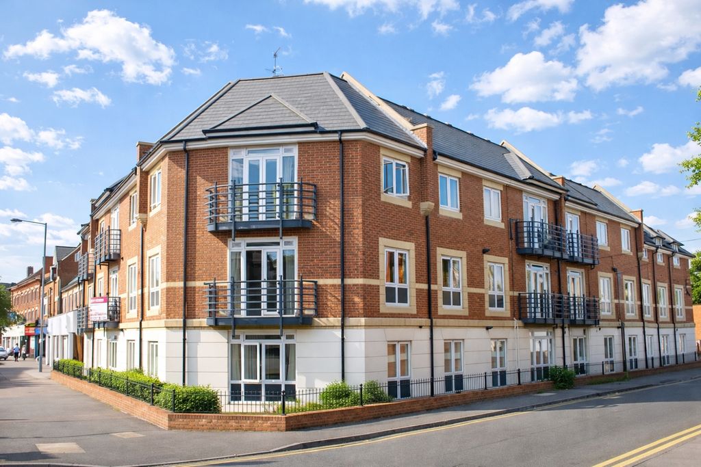 2 bed flat for saleHenley Court, Denham Road, Egham, Surrey TW20