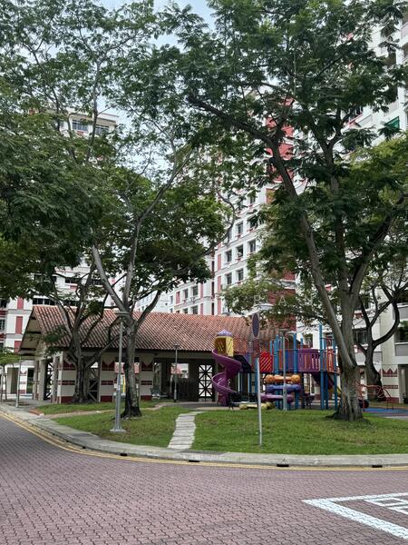 305 Tampines Street 32 photo 5