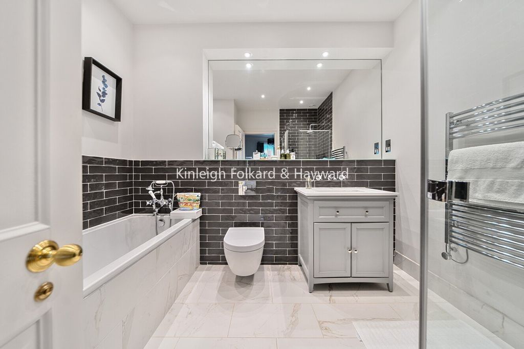 Additional image 12 of 2 bed flat for saleWilloughby Lane, Bromley, Kent BR1