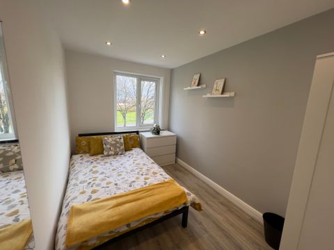 Tong Road, Leeds LS12, Room to rent