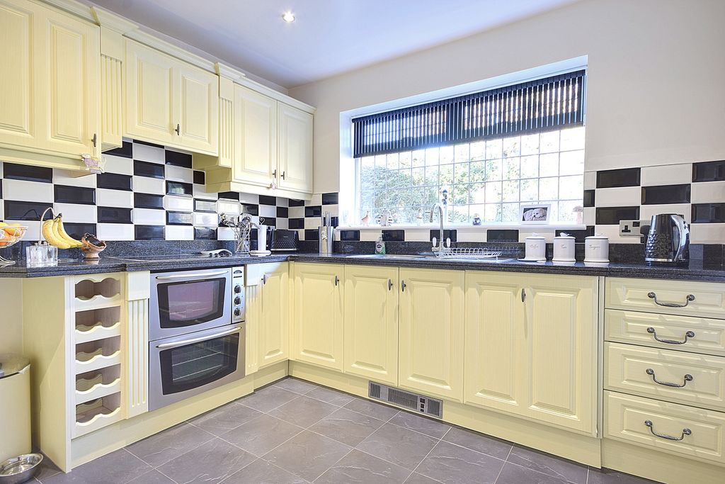 Additional image 9 of 4 bed detached bungalow for saleGlyrroen, Westgate, Clifton, Brighouse HD6