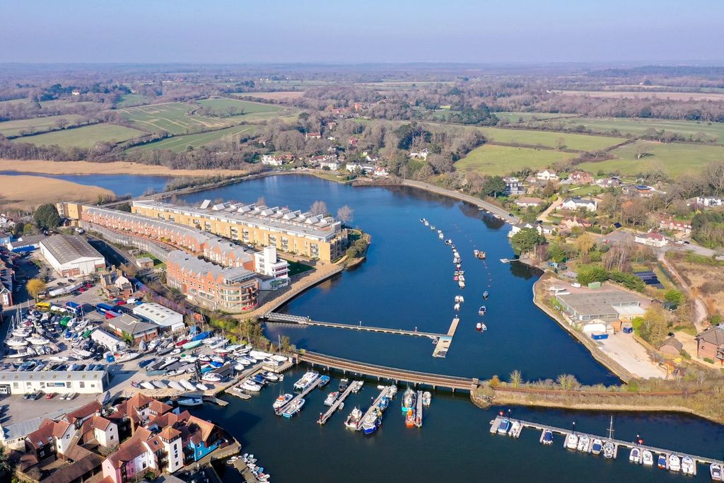 2 bed flat for saleAlmansa Way, Lymington SO41