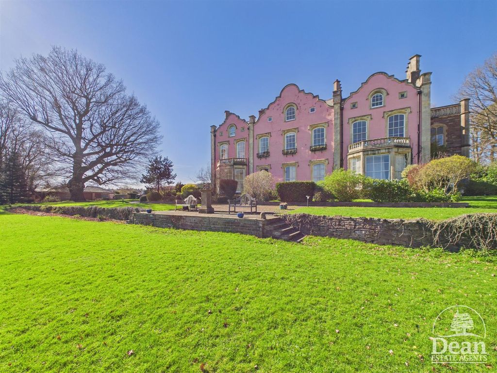 2 bed flat for saleThe Haie, Newnham GL14