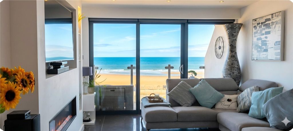 2 bed flat for saleNew South Promenade, Blackpool, Lancashire FY4