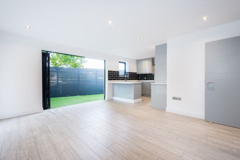 Colney Hatch Lane, London N10