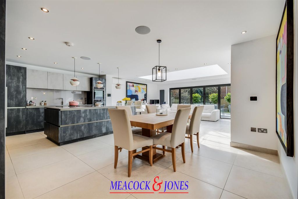 Additional image 3 of 5 bed detached house for saleRoundwood Avenue, Hutton Mount, Brentwood CM13
