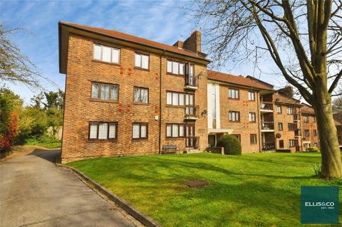 Clandon Gardens, Finchley N3