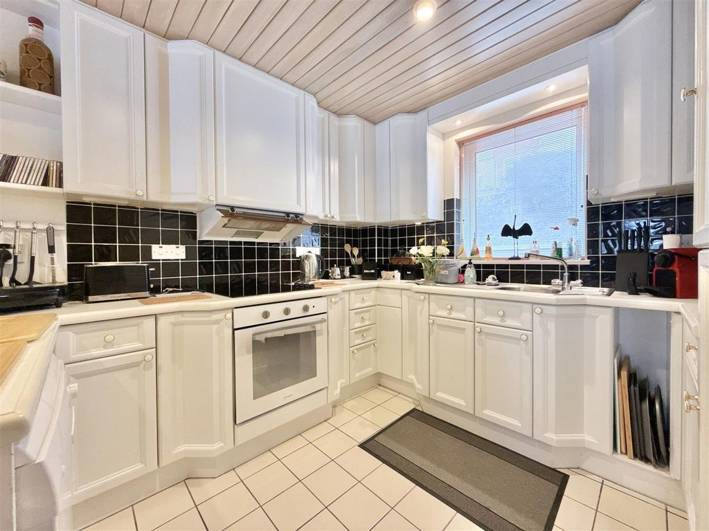Additional image 7 of 2 bed flat for saleBerry Head Road, Brixham TQ5