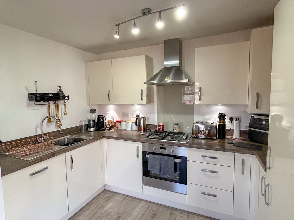 2 bed flat for saleBloomfield Crescent, Doseley TF4 photo 5