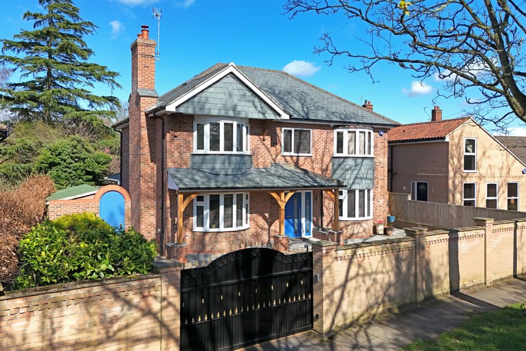 4 bed detached house for saleThe Horseshoe, Tadcaster Road, York YO24