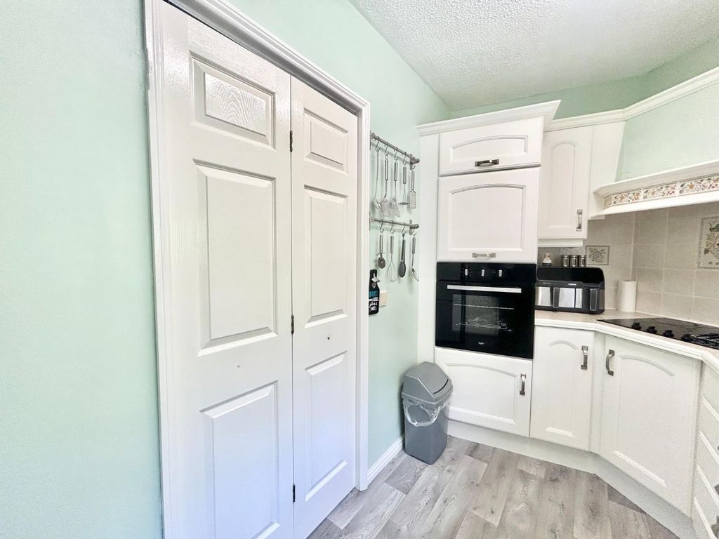 Additional image 12 of 2 bed flat for sale2 Bed First Floor Flat, Avenue Court, Westgate, Bridlington YO16