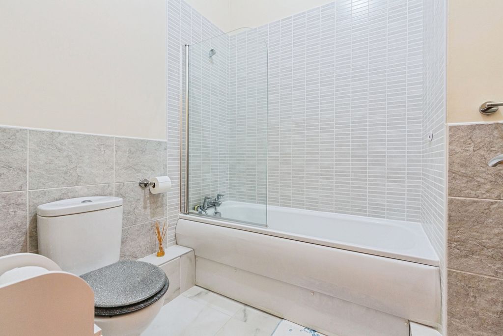 Additional image 15 of 3 bed flat for saleQueens Promenade, Bispham, Blackpool, Lancashire FY2