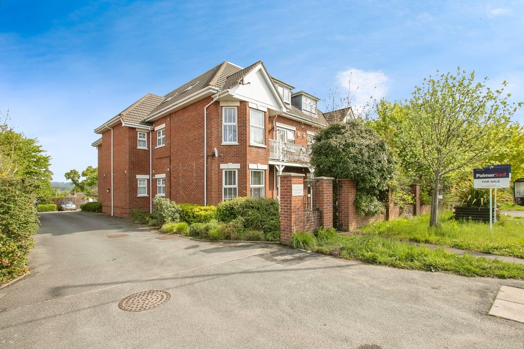2 bed flat for salePoole Road, Upton, Poole, Dorset BH16 photo 2