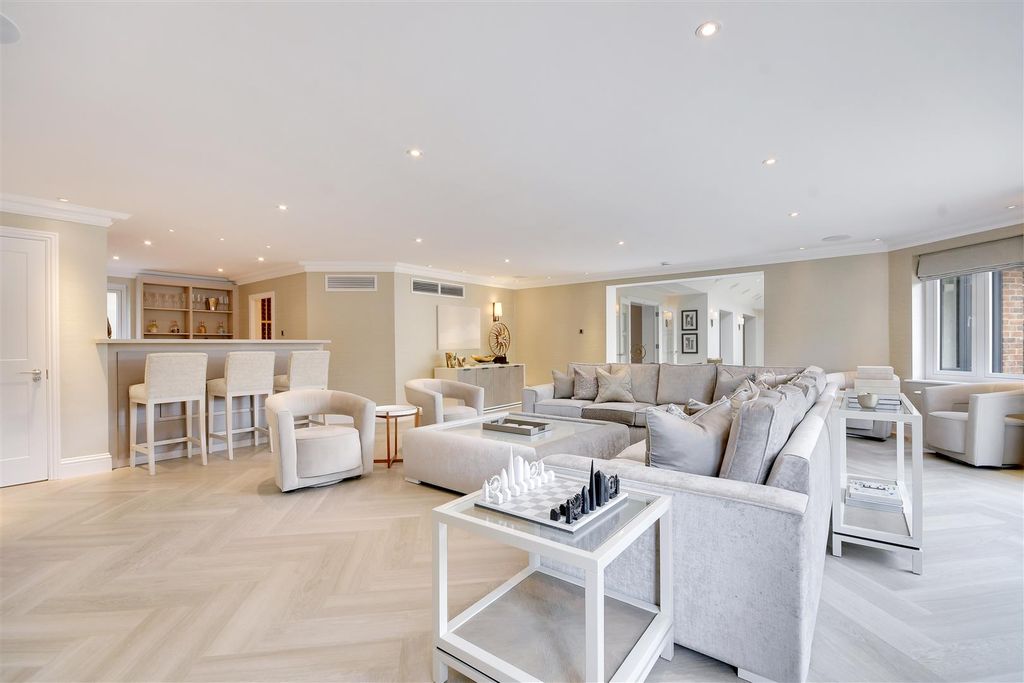 Additional image 8 of 6 bed detached house for saleWambrook Close, Hutton Mount, Brentwood CM13