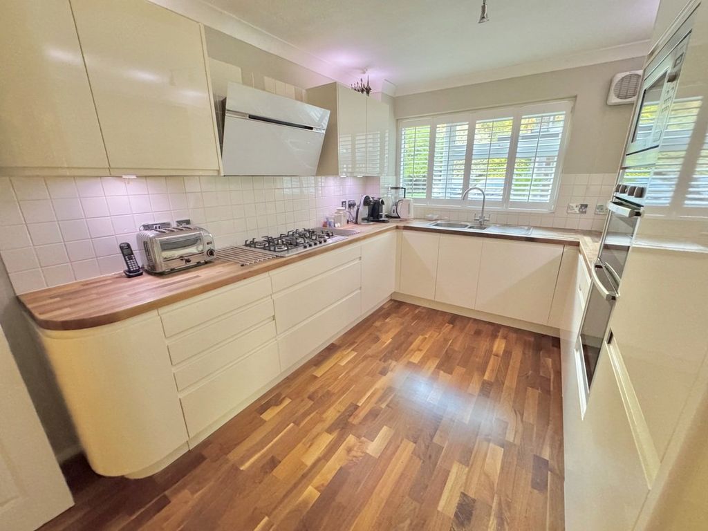 Additional image 10 of 3 bed flat for saleMartello Road South, Canford Cliffs, Poole BH13