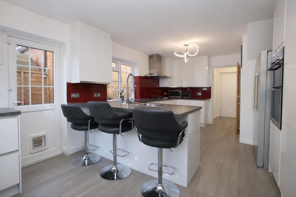 Additional image 3 of 6 bed detached house for saleTilehouse Close, Borehamwood WD6
