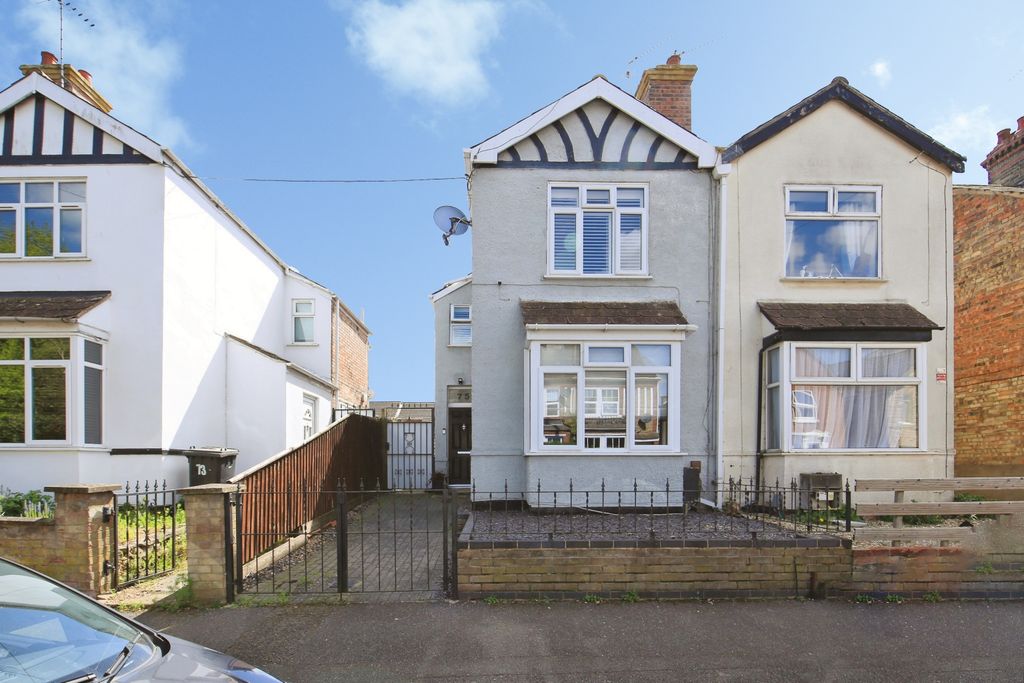 3 bed semi-detached house for saleQueens Walk, Peterborough PE2