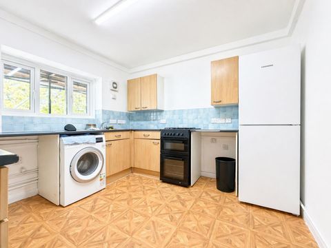 Boston Manor Road, Brentford TW8