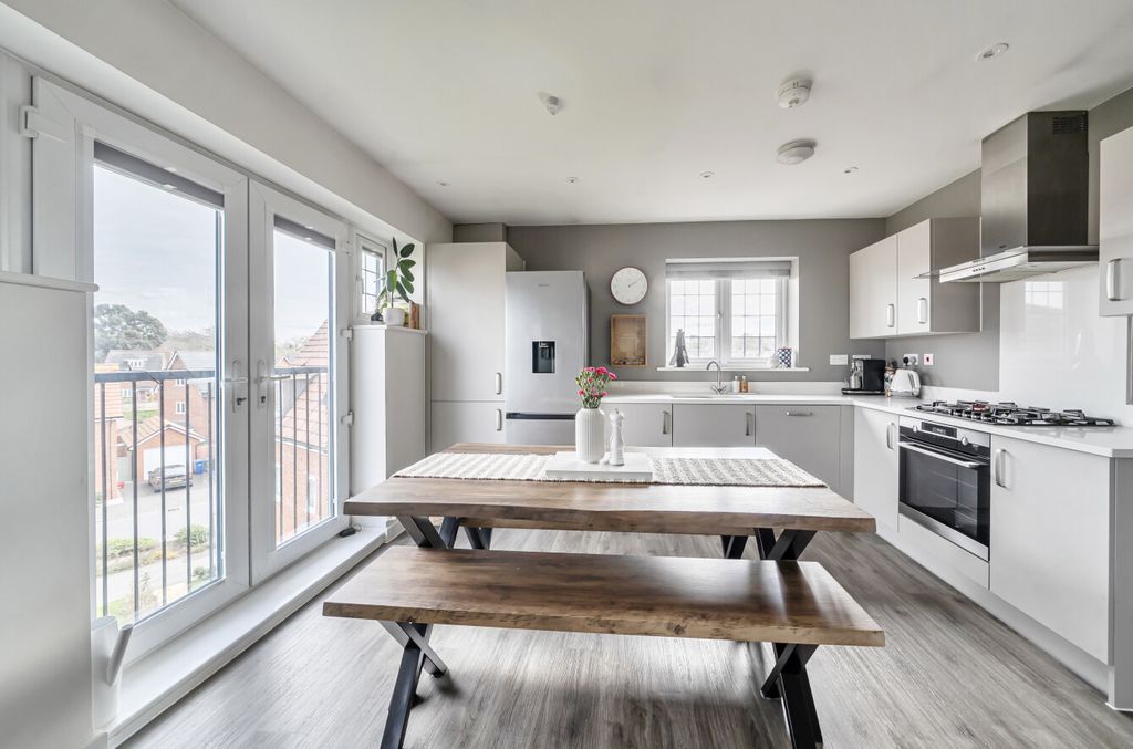 Additional image 2 of 2 bed flat for saleWalton Heath, Binfield, Bracknell RG42