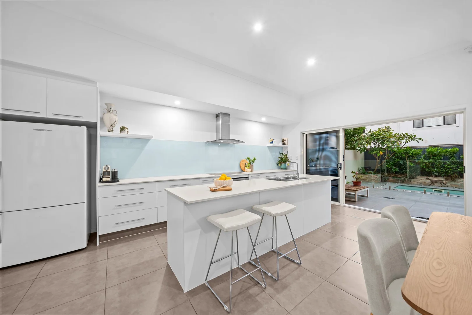 2/25 Anembo Street, Chevron Island QLD 4217
