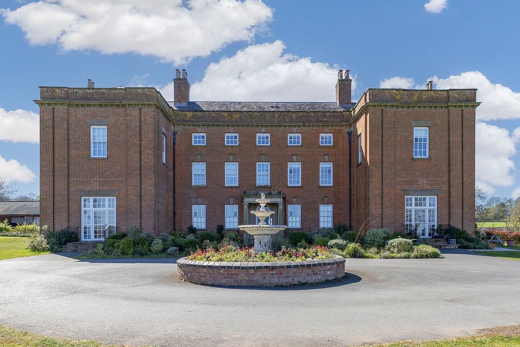 2 bed flat for saleGatacre, Claverley Wolverhampton, Shropshire WV5 photo 4