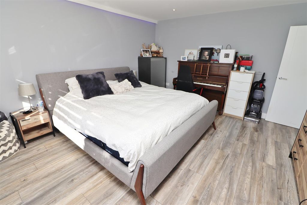 Additional image 9 of 5 bed semi-detached house for saleStanborough Avenue, Borehamwood WD6