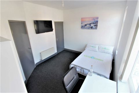 Room 2 Of 3, Walsgrave Road, Stoke CV2, Room to rent