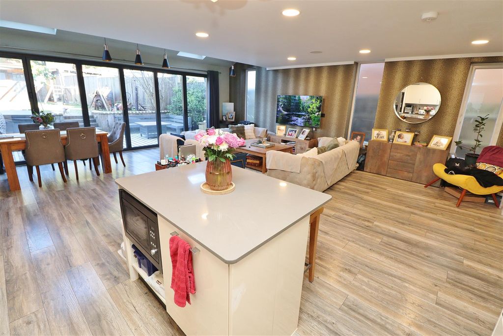 Additional image 4 of 5 bed semi-detached house for saleStanborough Avenue, Borehamwood WD6