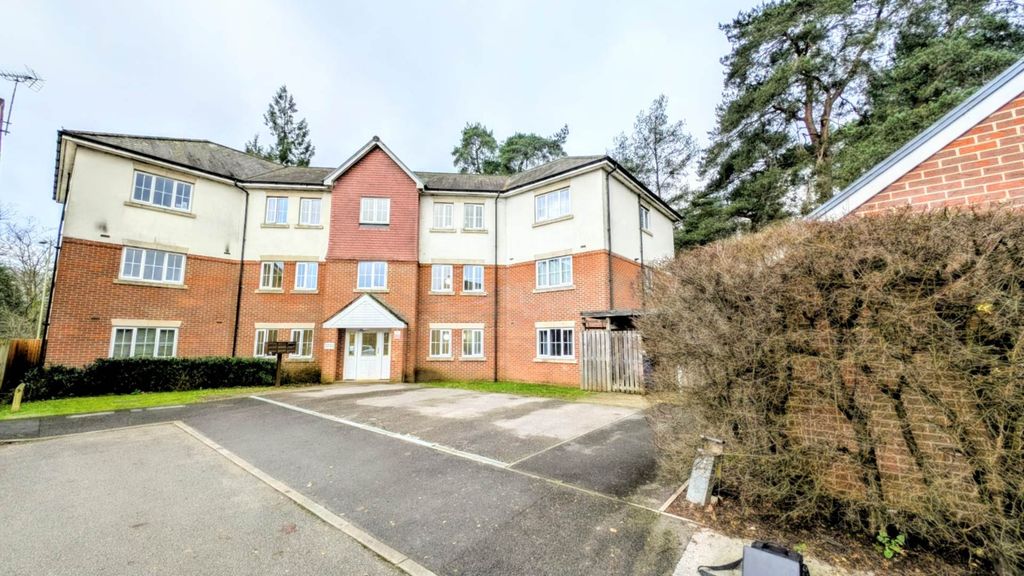 2 bed flat for saleRoyal Drive, Bordon, Hampshire GU35