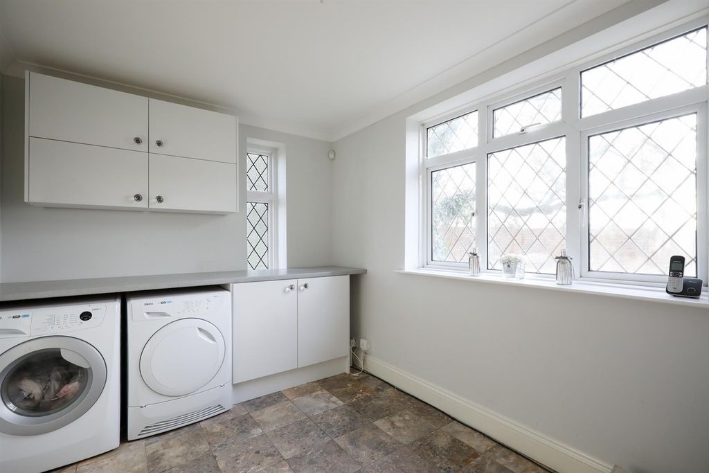 Additional image 9 of 6 bed detached house for saleGoughs Barn Lane, Warfield RG42