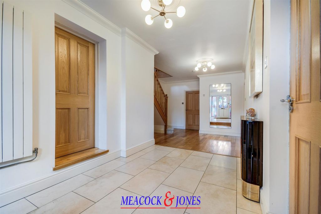 Additional image 13 of 5 bed detached house for saleMount Avenue, Hutton Mount, Brentwood CM13
