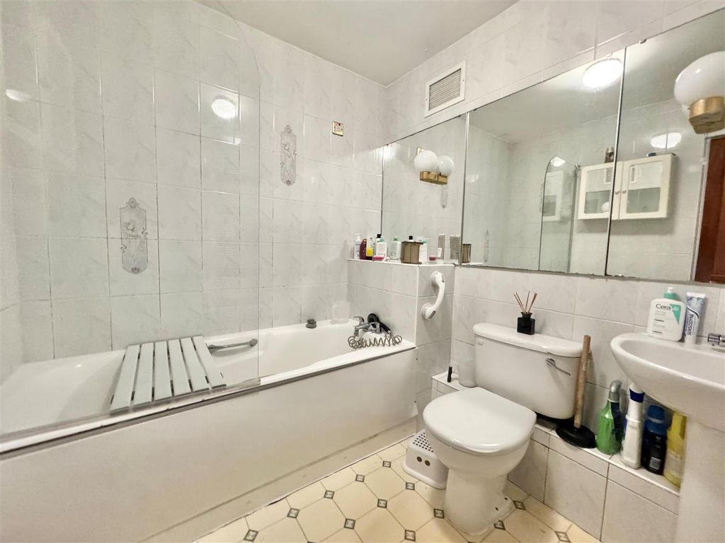 Additional image 11 of 3 bed flat for saleSandringham Court, Cavendish Mews, Wilmslow SK9
