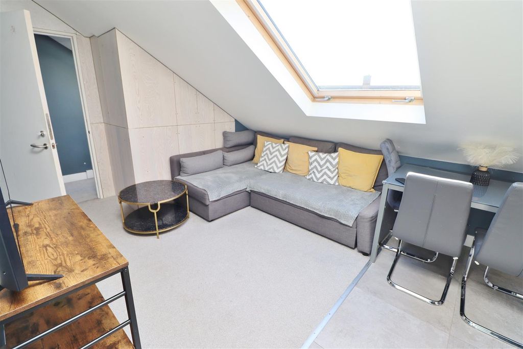 Additional image 27 of 5 bed semi-detached house for saleStanborough Avenue, Borehamwood WD6