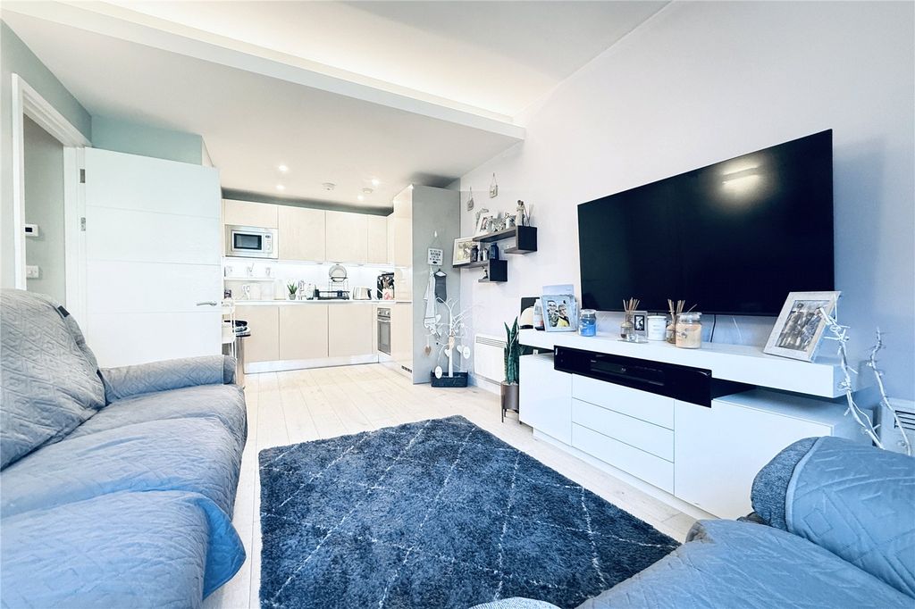 Additional image 4 of 2 bed flat for saleWokingham Road, Bracknell, Berkshire RG42