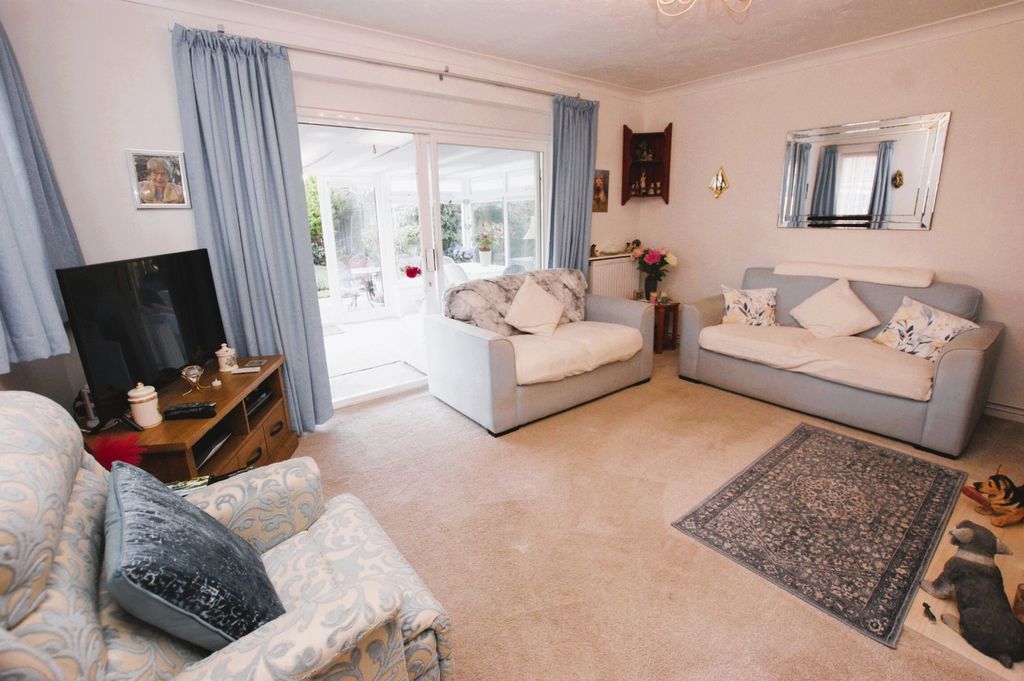 2 bed bungalow for saleStoborough Drive, Broadstone, Dorset BH18 photo 3