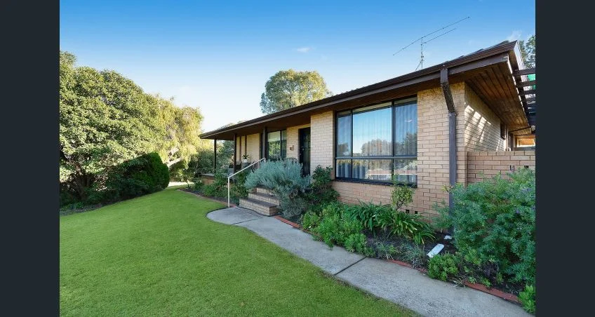 16 CLIFFORDS ROAD, Narrandera NSW 2700
